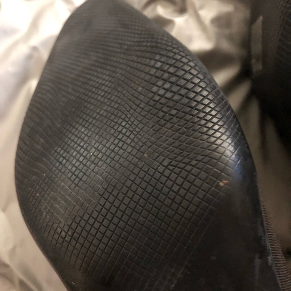 Size 8.  Like new worn once. Excellent condition. In original box and dust bag. - Picture 6 of 7